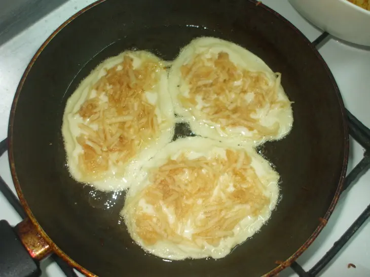 Оладушки+яблочки сверху: шаг 1