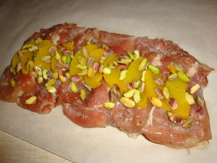 Куриный рулет с фисташками и персиками: шаг 2