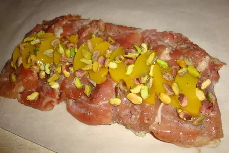 Куриный рулет с фисташками и персиками: шаг 2