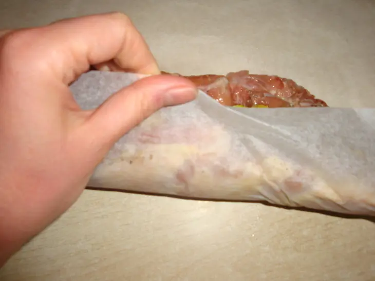 Куриный рулет с фисташками и персиками: шаг 3