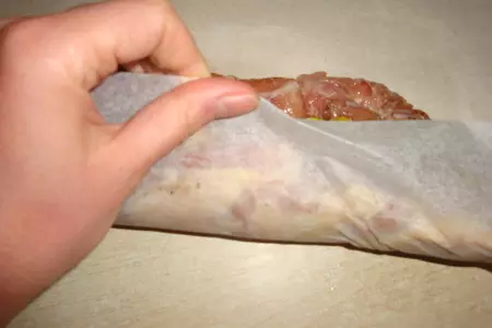 Куриный рулет с фисташками и персиками: шаг 3