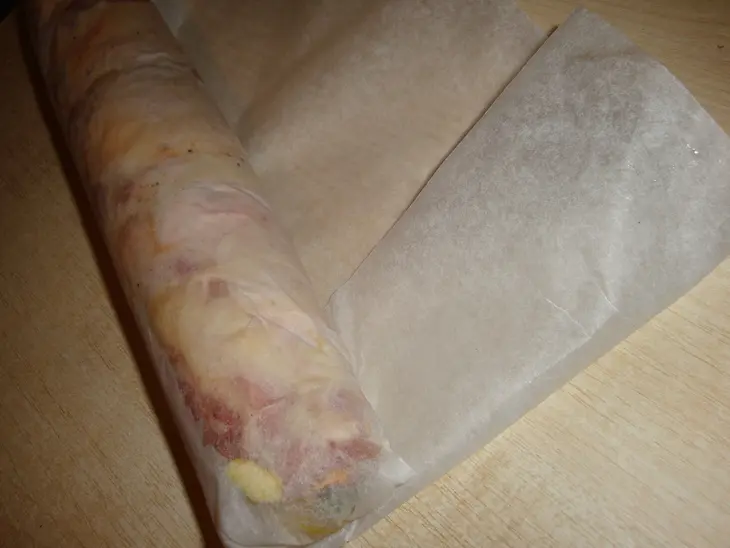 Куриный рулет с фисташками и персиками: шаг 4
