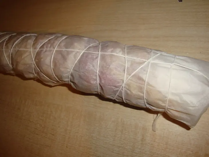 Куриный рулет с фисташками и персиками: шаг 5