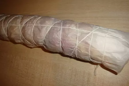 Куриный рулет с фисташками и персиками: шаг 5
