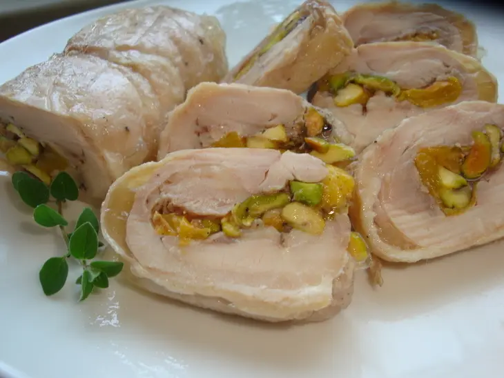 Куриный рулет с фисташками и персиками: шаг 7