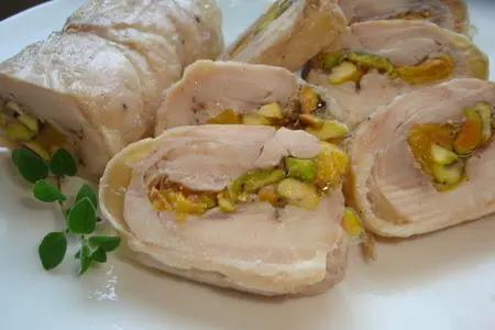 Куриный рулет с фисташками и персиками: шаг 7