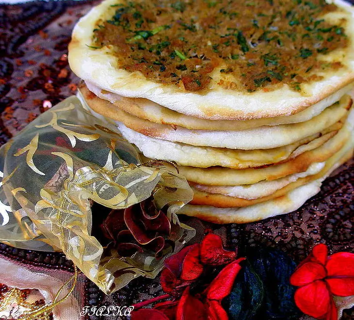 Лепёшки с рубленным мясом "лахмаджун": шаг 1