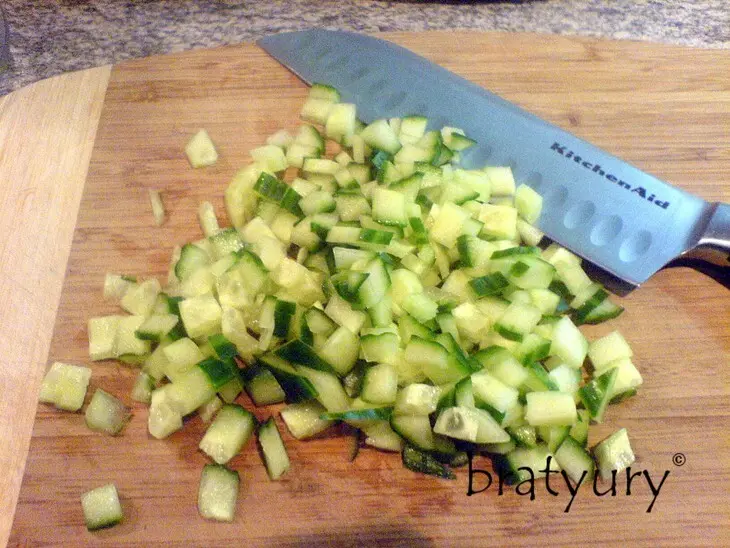 Салат - не салат, закуска - не закуска, огурцы, лук, грибы - вкусно!: шаг 2