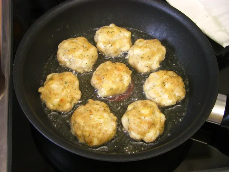 Мини котлетки рыбные с жаренной картошкой: шаг 5