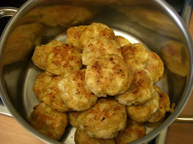 Мини котлетки рыбные с жаренной картошкой: шаг 8