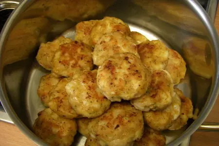 Мини котлетки рыбные с жаренной картошкой: шаг 8