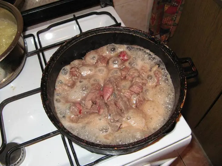 Мясо с грибами и овощами тушеное в вине: шаг 1