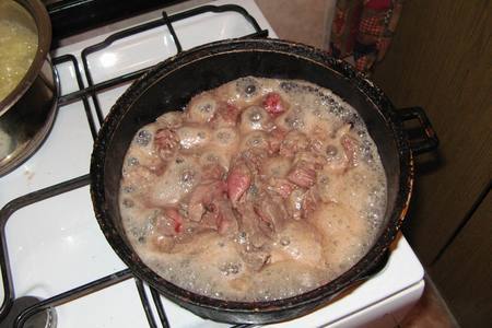 Мясо с грибами и овощами тушеное в вине: шаг 1
