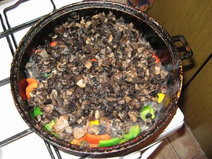 Мясо с грибами и овощами тушеное в вине: шаг 5