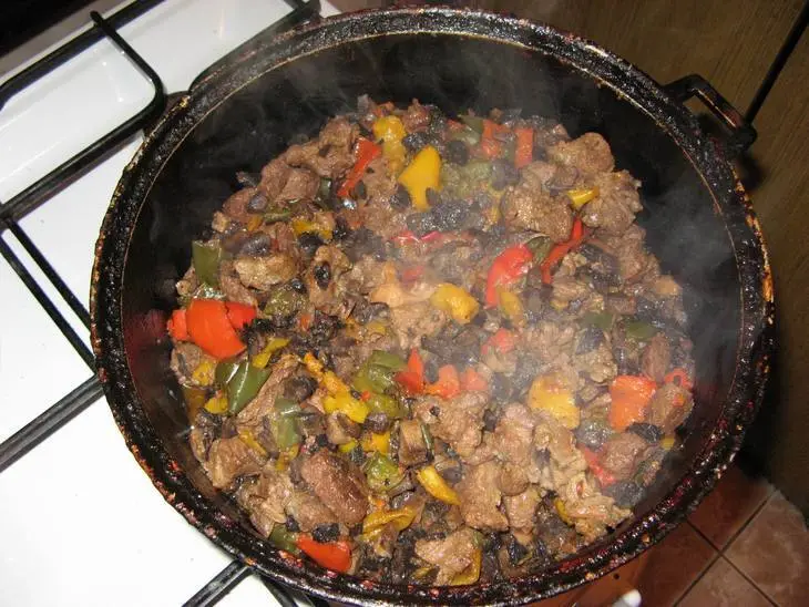Мясо с грибами и овощами тушеное в вине: шаг 6