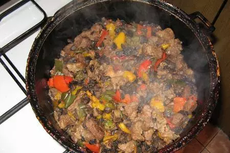 Мясо с грибами и овощами тушеное в вине: шаг 6
