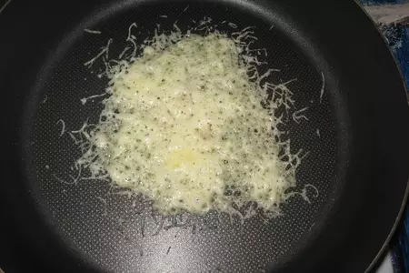 Сырные корзиночки с морским салатом: шаг 2