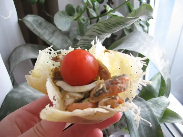 Сырные корзиночки с морским салатом: шаг 7