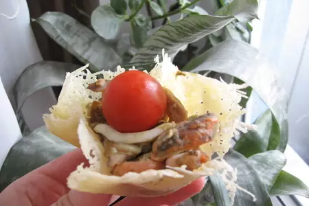 Сырные корзиночки с морским салатом: шаг 7