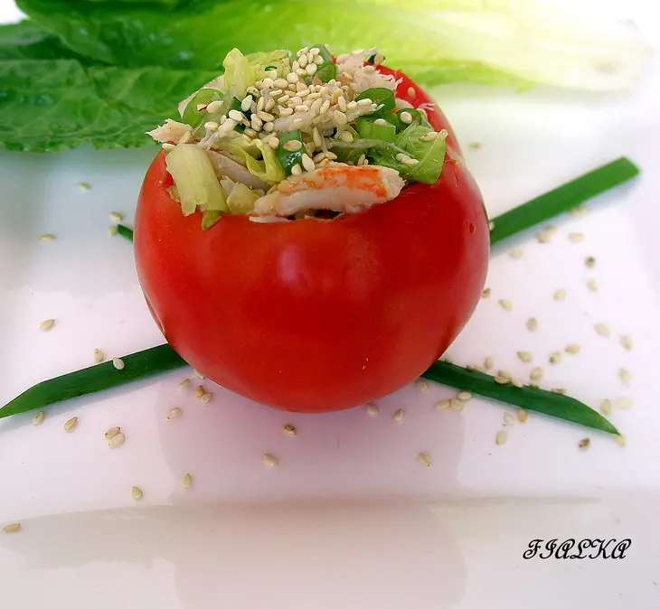 Фаршированый помидор с крабовым мясом и салатом: шаг 1