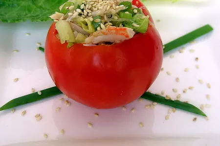 Фаршированый помидор с крабовым мясом и салатом: шаг 1