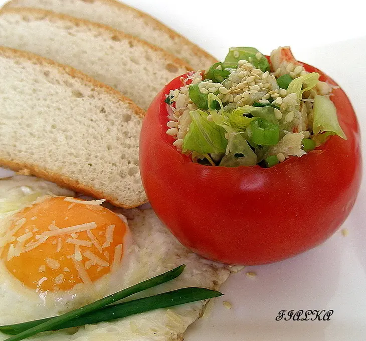 Фаршированый помидор с крабовым мясом и салатом: шаг 2