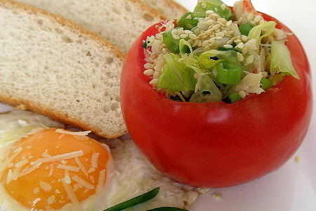 Фаршированый помидор с крабовым мясом и салатом: шаг 2
