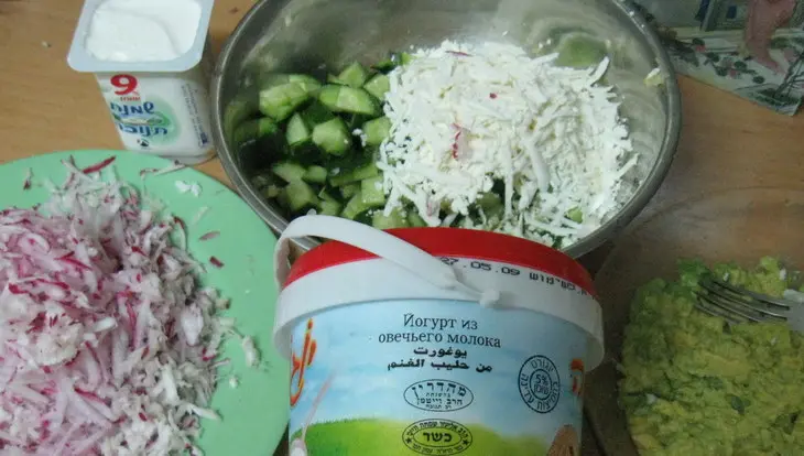 Салат из огурцов,авокадо и йогурта: шаг 2
