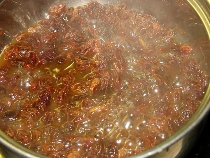 Улитки из творожного теста с изюмом и корицей: шаг 1