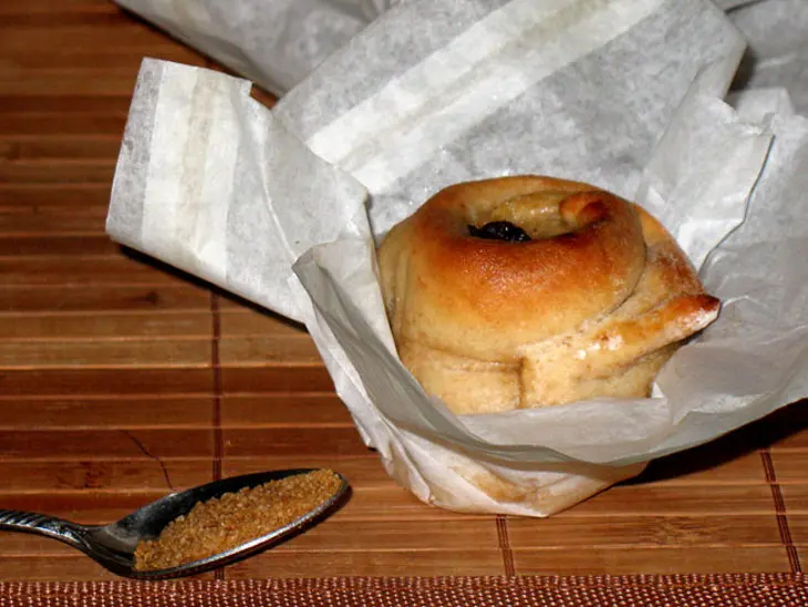Улитки из творожного теста с изюмом и корицей: шаг 7
