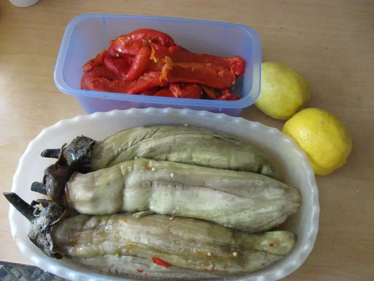 Печеные баклажаны с соусом из красных перцев: шаг 1