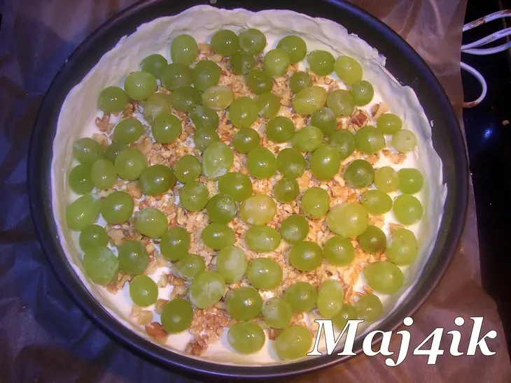 Очень быстрый сырный киш с орехами и виноградом: шаг 2