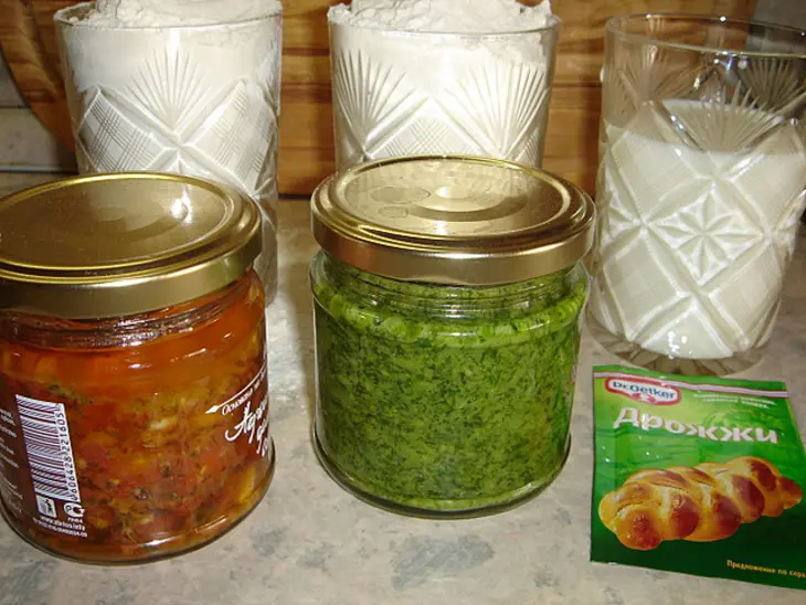 Хлеб с соусом из кориандра и соусом из вяленных помидор: шаг 1