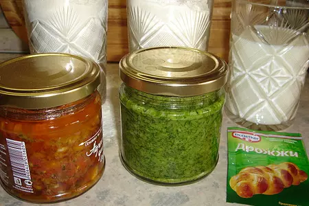 Хлеб с соусом из кориандра и соусом из вяленных помидор: шаг 1