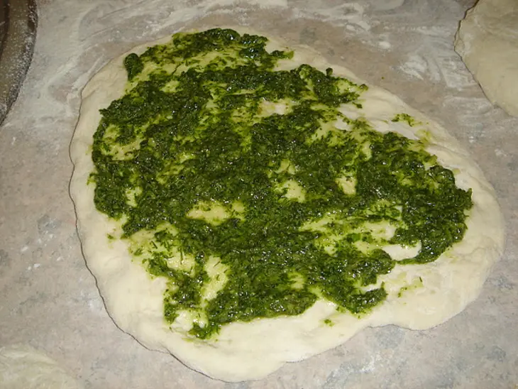 Хлеб с соусом из кориандра и соусом из вяленных помидор: шаг 5
