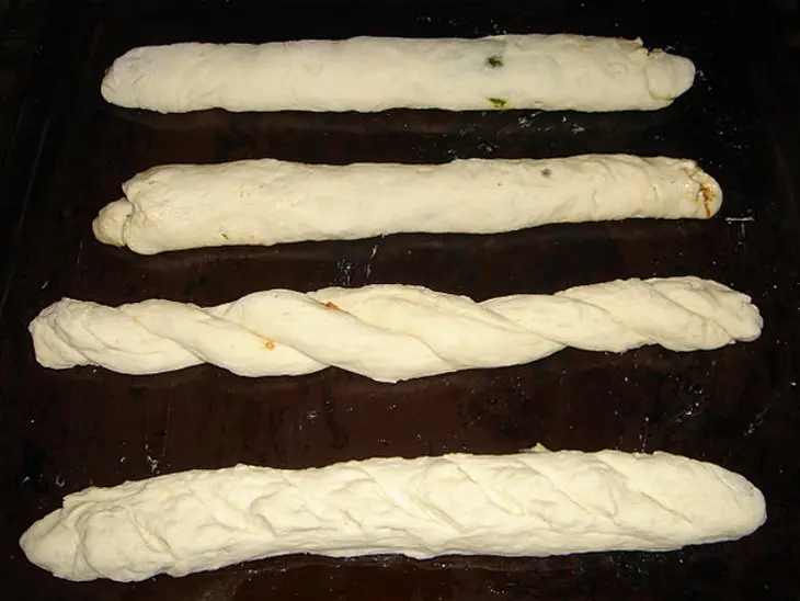 Хлеб с соусом из кориандра и соусом из вяленных помидор: шаг 6
