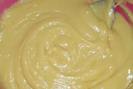 Маффины с "шапкой" из маскарпоне и клубничным пюре: шаг 1