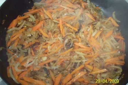 Рисовые макароны с луком: шаг 1