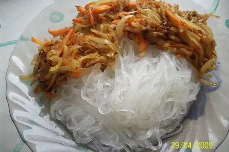 Рисовые макароны с луком: шаг 3