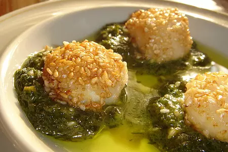 Морской гребешок в кунжуте с зеленым соусом: шаг 1