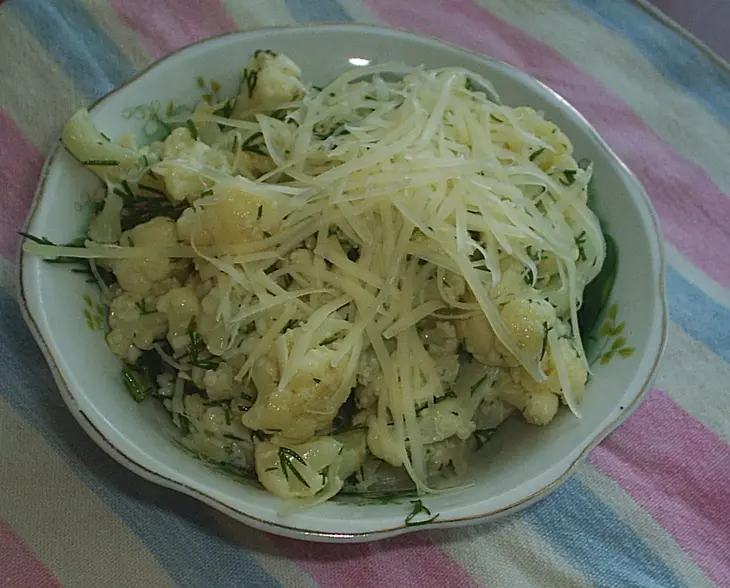 Салат из цветной капусты с чесноком и сыром: шаг 1