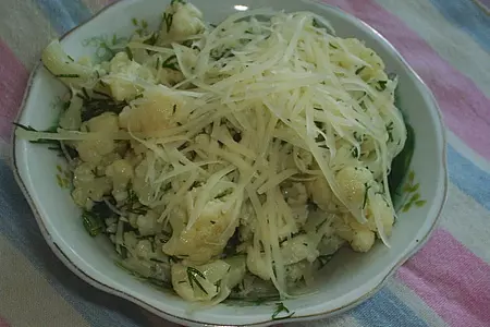 Салат из цветной капусты с чесноком и сыром: шаг 1