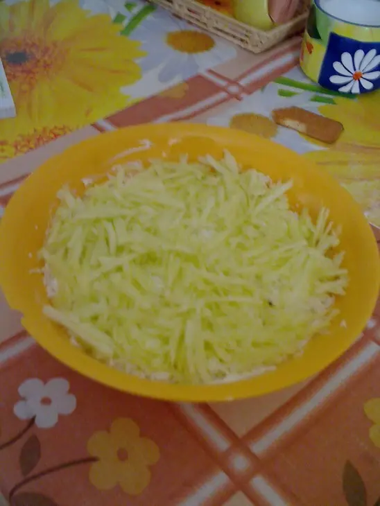 Салат из курицы с яблоком и курагой: шаг 3
