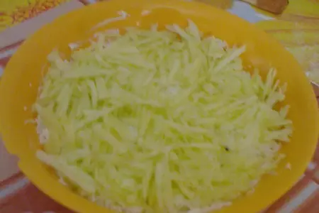 Салат из курицы с яблоком и курагой: шаг 3