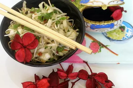 Корейский капустный салат с проростками сои: шаг 1
