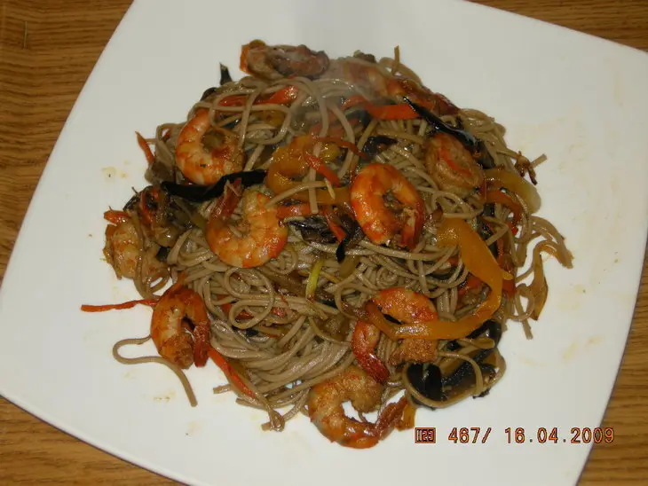 Гречневая лапша с королевскими креветками и овощами.: шаг 1