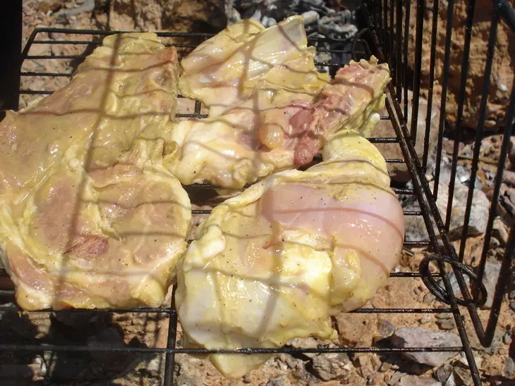 Пикантная курочка и сборный салат запечённые на углях: шаг 2