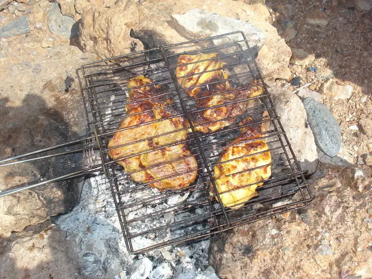 Пикантная курочка и сборный салат запечённые на углях: шаг 3