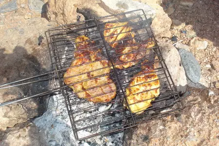 Пикантная курочка и сборный салат запечённые на углях: шаг 3