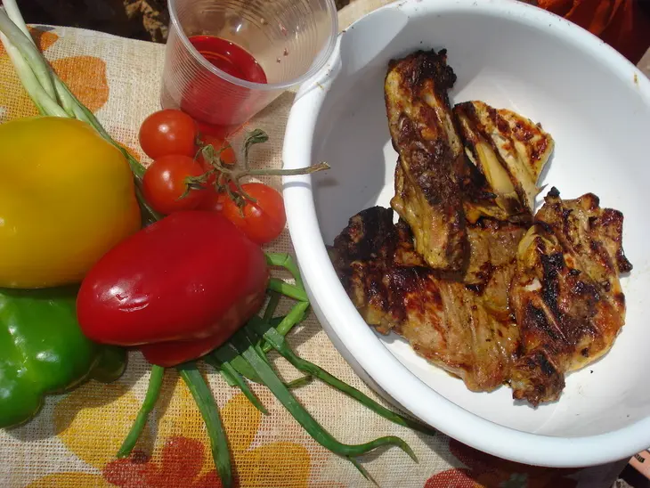 Пикантная курочка и сборный салат запечённые на углях: шаг 4